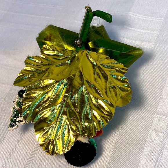 Vintage Christmas Corsage W/ A Gift Box Boy W/ Chenille Arms Bottle Brush Tree. - Picture 6 of 11